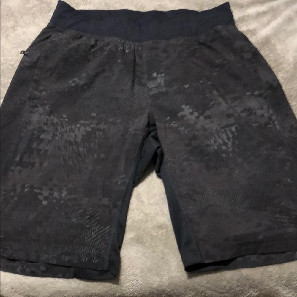 Lululemon athletic and yoga men’s shorts medium